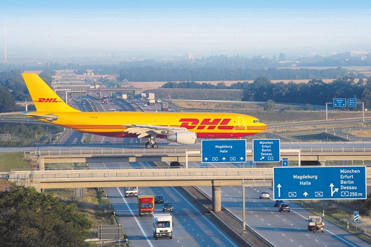 Flughafen Halle/Leipzig Flugzeug auf Landebahn