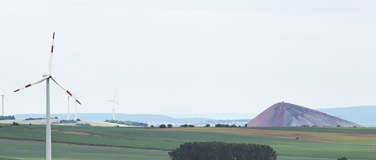 Landschaft mit Windrad